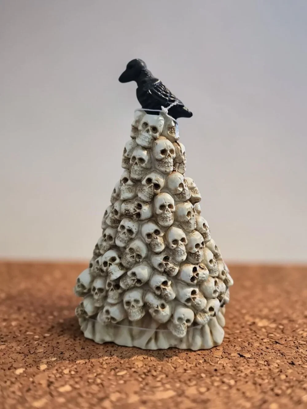 Halloween Skull Tree LED – Stacked Skulls with Crow Figurine – Spooky Gothic Déc
